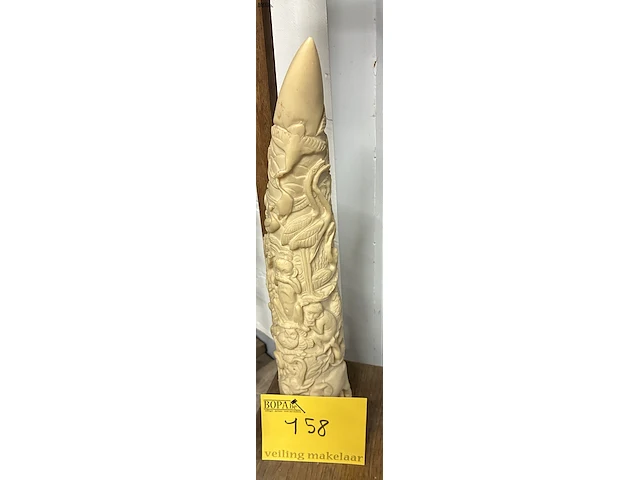Lot 158 - imitatie-ivoren sculptuur slagtand - afbeelding 1 van  3