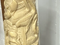 Lot 158 - imitatie-ivoren sculptuur slagtand