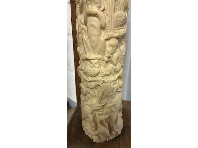 Lot 158 - imitatie-ivoren sculptuur slagtand - afbeelding 2 van  3