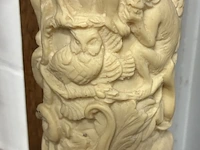 Lot 158 - imitatie-ivoren sculptuur slagtand - afbeelding 2 van  3