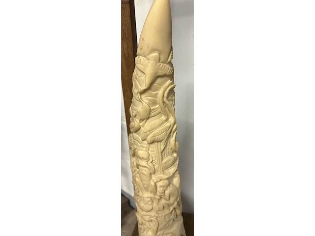 Lot 158 - imitatie-ivoren sculptuur slagtand - afbeelding 3 van  3