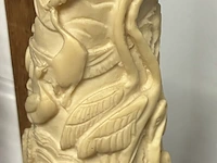 Lot 158 - imitatie-ivoren sculptuur slagtand - afbeelding 3 van  3