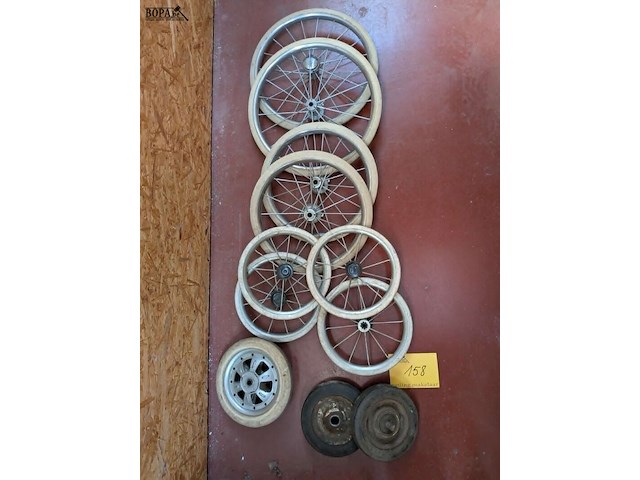 Lot 158 - lot antieken wielen oa. kinderwagen - afbeelding 1 van  3
