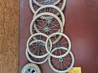 Lot 158 - lot antieken wielen oa. kinderwagen - afbeelding 1 van  3