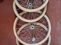 Lot 158 - lot antieken wielen oa. kinderwagen - afbeelding 2 van  3