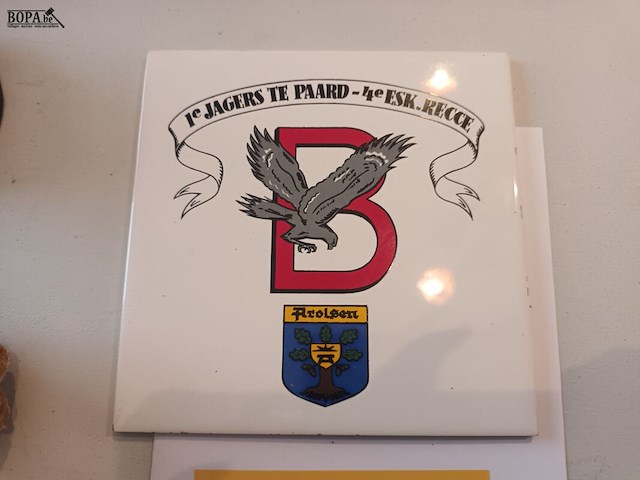Lot 158 - militaire tegel - afbeelding 1 van  3