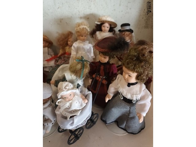 Lot 158 - porselein miniatuurpopjes. 20 stuks - afbeelding 2 van  5