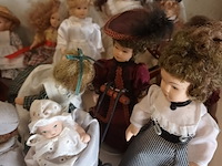 Lot 158 - porselein miniatuurpopjes. 20 stuks - afbeelding 2 van  5