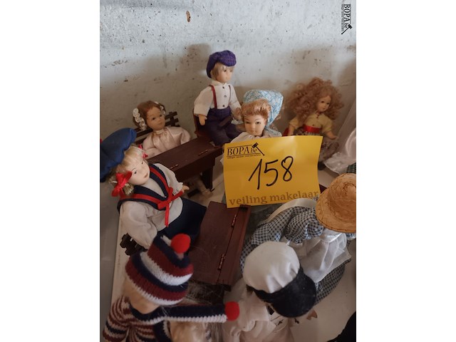 Lot 158 - porselein miniatuurpopjes. 20 stuks - afbeelding 3 van  5