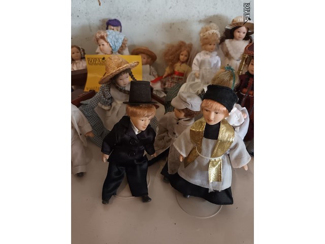 Lot 158 - porselein miniatuurpopjes. 20 stuks - afbeelding 4 van  5