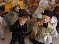 Lot 158 - porselein miniatuurpopjes. 20 stuks - afbeelding 4 van  5