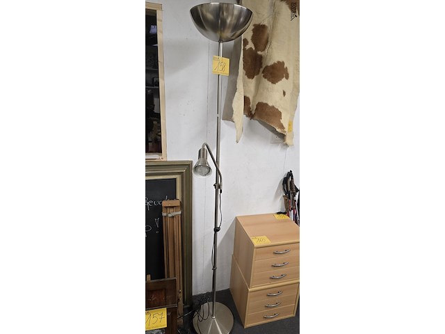 Lot 158 - staanlamp met leeslamp chrome - afbeelding 1 van  3