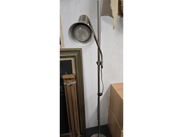 Lot 158 - staanlamp met leeslamp chrome - afbeelding 2 van  3
