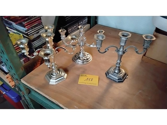 Lot 158 - zilverkleurige kandelaars - afbeelding 1 van  1