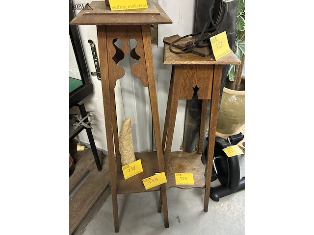 Lot 159 - antieke houten plantenstaanders - 2 stuks - afbeelding 1 van  2
