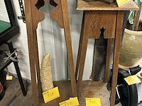 Lot 159 - antieke houten plantenstaanders - 2 stuks