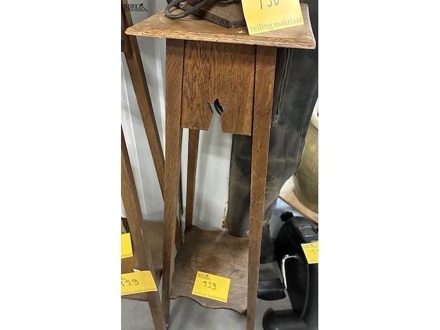 Lot 159 - antieke houten plantenstaanders - 2 stuks - afbeelding 2 van  2