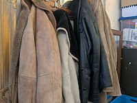 Lot 159 - kapstok vintage met 4 vellenjassen divers - afbeelding 2 van  7