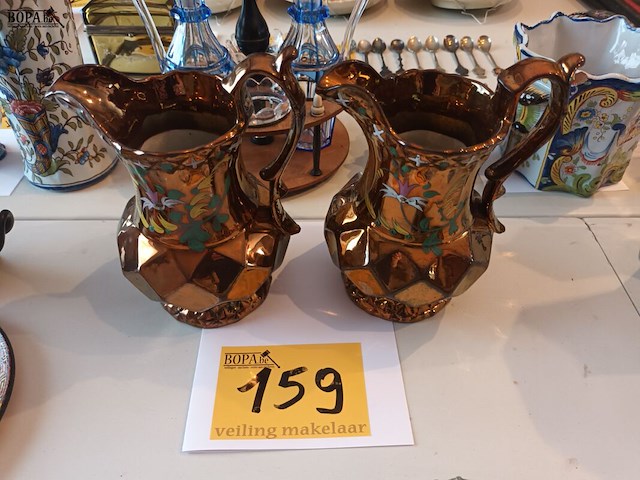Lot 159 - staffordshire melkkannen. 2 stuks - afbeelding 1 van  3