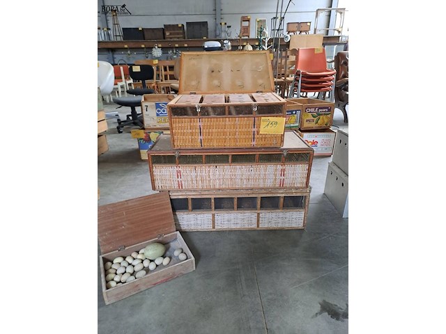 Lot 159 - vintage duivenmanden van bamboe en hout voor transport postd - afbeelding 1 van  2