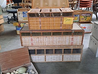 Lot 159 - vintage duivenmanden van bamboe en hout voor transport postd - afbeelding 1 van  2