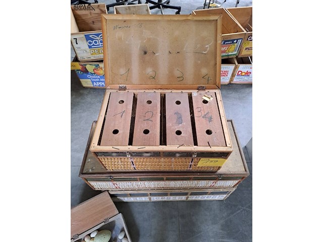 Lot 159 - vintage duivenmanden van bamboe en hout voor transport postd - afbeelding 2 van  2