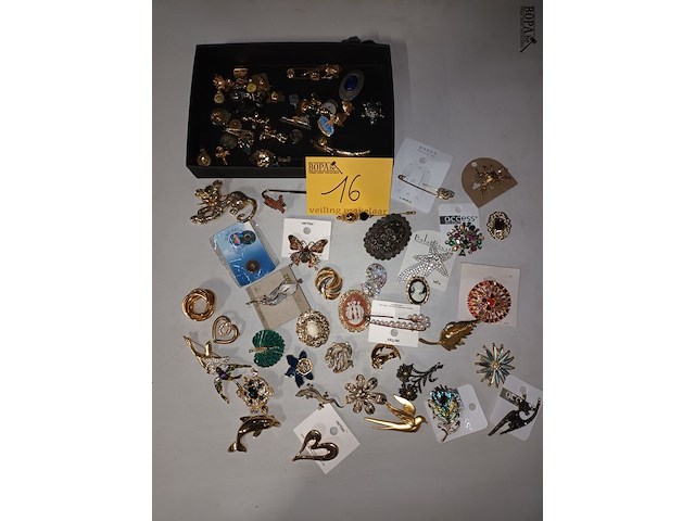 Lot 16 - broches. ca. 65 stuks - afbeelding 1 van  6