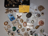 Lot 16 - broches. ca. 65 stuks - afbeelding 1 van  6