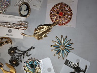 Lot 16 - broches. ca. 65 stuks - afbeelding 5 van  6