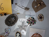 Lot 16 - broches. ca. 65 stuks - afbeelding 6 van  6