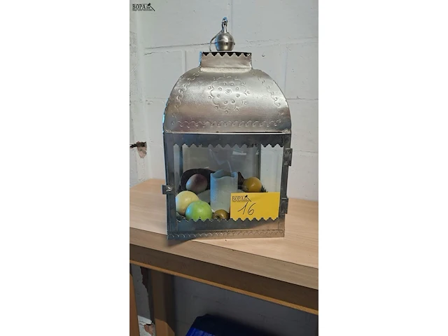Lot 16 - decoratieve zilverkleurige metalen sfeerlantaarn met kaars e - afbeelding 1 van  2