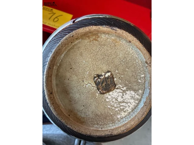 Lot 16 - geglazuurde chinese pot - afbeelding 4 van  4
