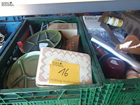 Lot 16 - keukengerei. 3 bakken