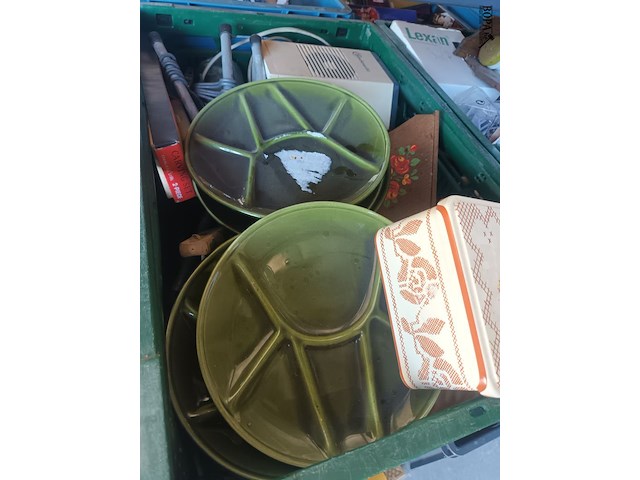 Lot 16 - keukengerei. 3 bakken - afbeelding 4 van  5