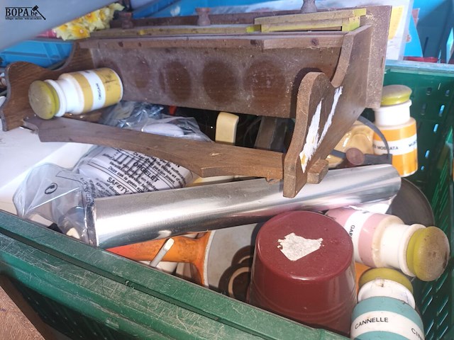 Lot 16 - keukengerei. 3 bakken - afbeelding 5 van  5