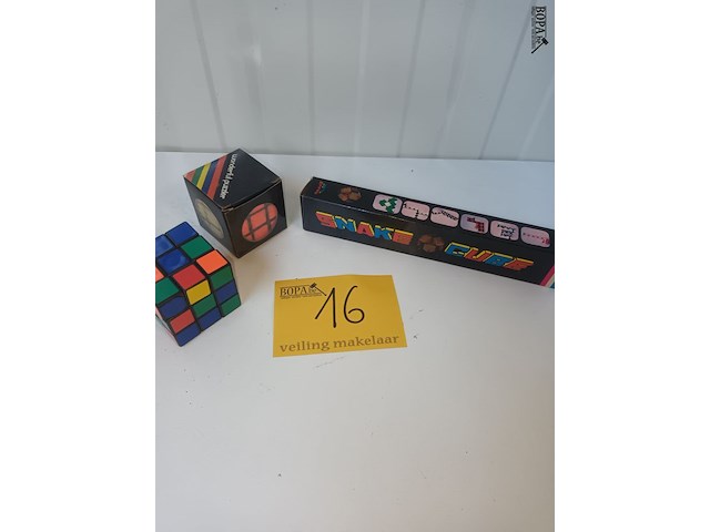 Lot 16 - kubus en snake cube. 3 stuks - afbeelding 1 van  4