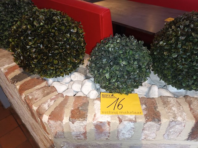 Lot 16 - kunstplanten en sierstenen - afbeelding 1 van  4