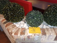 Lot 16 - kunstplanten en sierstenen