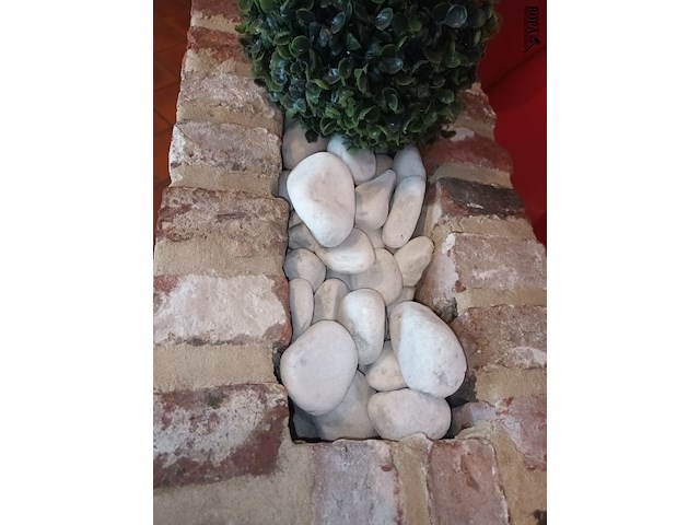 Lot 16 - kunstplanten en sierstenen - afbeelding 3 van  4