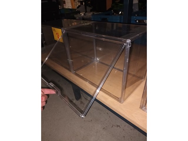 Lot 16 - kunststof opbergbox. 2 stuks - afbeelding 2 van  3