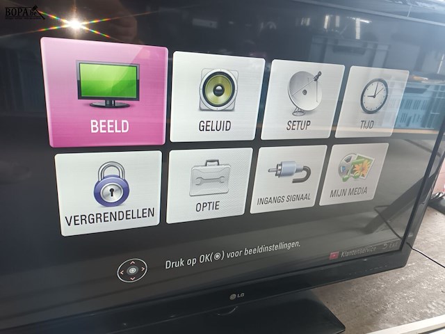 Lot 16 - lg televisie 107 cm - afbeelding 1 van  2