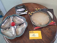 Lot 16 - lot verzilverde placemat, onderzetschaaltjes en hapjesbord