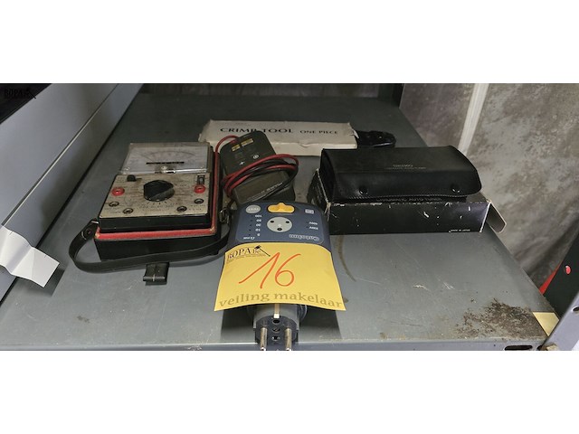 Lot 16 - meetapparatuur 4 stuks en krimptang - afbeelding 1 van  6