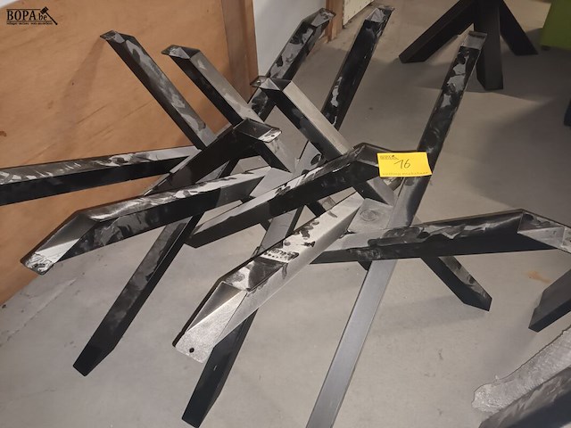 Lot 16 - metalen tafel onderstel stervorm. 3 stuks - afbeelding 1 van  3