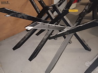 Lot 16 - metalen tafel onderstel stervorm. 3 stuks - afbeelding 2 van  3