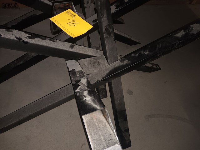 Lot 16 - metalen tafel onderstel stervorm. 3 stuks - afbeelding 3 van  3