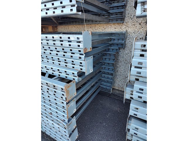 Lot 16 - palletstelling met 14 staanders - afbeelding 2 van  4