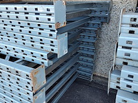 Lot 16 - palletstelling met 14 staanders - afbeelding 2 van  4