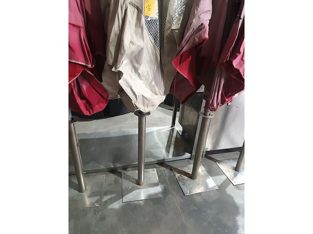 Lot 16 - parasol met voet - afbeelding 2 van  3