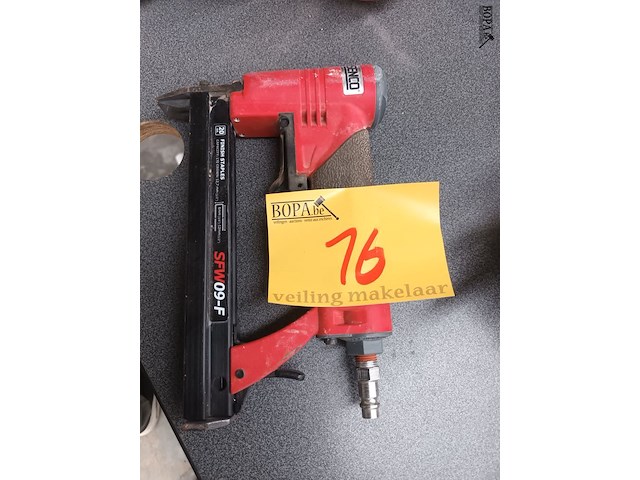 Lot 16 - pneumatische nietmachine senco - afbeelding 1 van  3